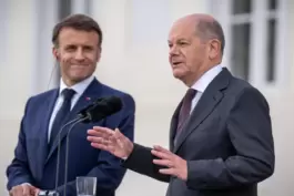 Olaf Scholz bei der Pressekonferenz mit dem französischen Präsidenten Emmanuel Macron. 