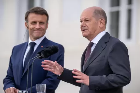 Olaf Scholz bei der Pressekonferenz mit dem französischen Präsidenten Emmanuel Macron. 