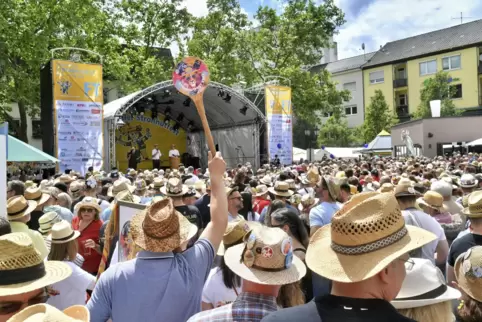 Frankenthal in Feierlaune: bei der Eröffnung am Donnerstag ist der Rathausplatz voll.