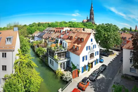 Die Mondstraße in Untergiesing nennt man auch „Klein Venedig“, oben in Obergiesing thront die Heilig-Kreuz-Kirche.