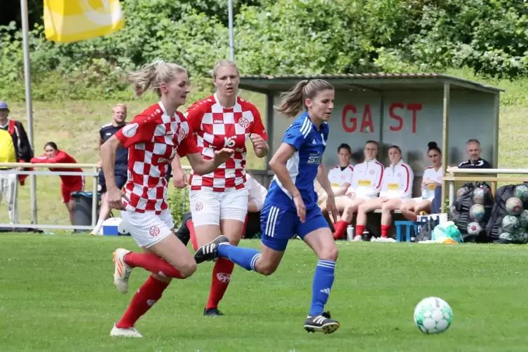 Die Siegelbacherin Lena Zimmermann ist wieder einmal ihren Mainzer Gegenspielerinnen entwischt.