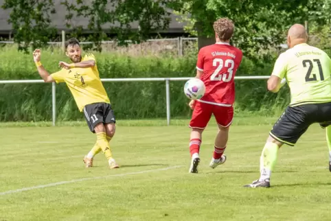 Mircea Olivin Vacaru trifft zum 2:1 für Erlenbach, vorbei an Jakob Pollok, und Keeper Dennis Stockmann 