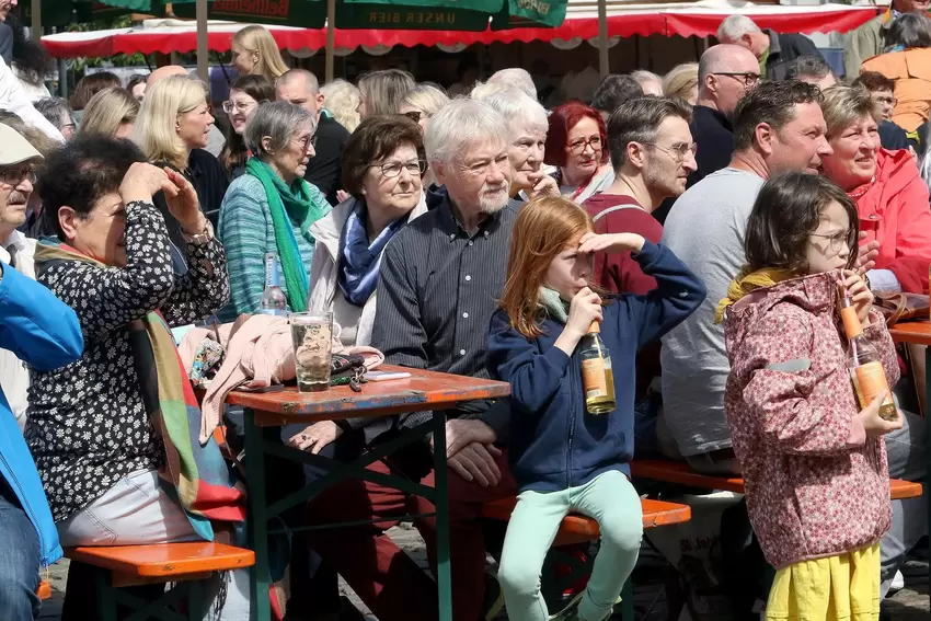 Das Fest begann bei strahlendem Sonnenschein.