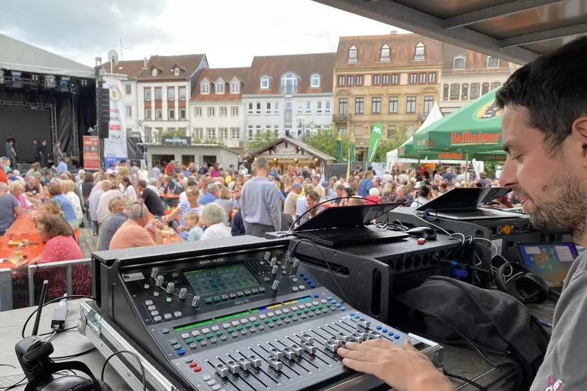 Alessandro Ott von den Edenkobener Gaumenfreunden und Kollegen sorgt dafür, dass die Bühnentechnik funktioniert.