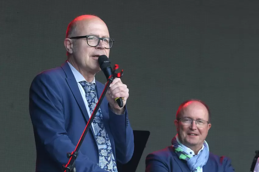 Oberbürgermeister Dominik Geißler (links) und der Bürgermeister von Hagenau, Claude Sturni, bei der Eröffnung.