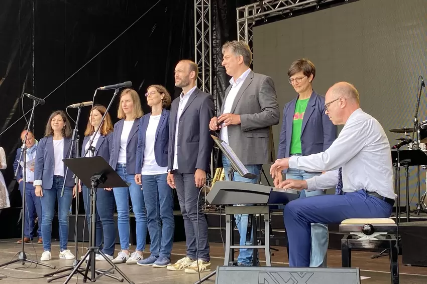 Der Chor Vocatello stimmt die neue Landau-Hymne von Stefanie Bieri-Wolf an. Mit OB Geißler am E-Piano.