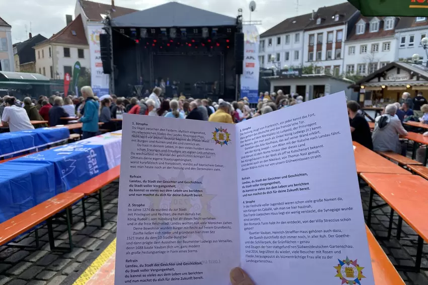 Der Text der Hymne lag auf den Tischen aus.