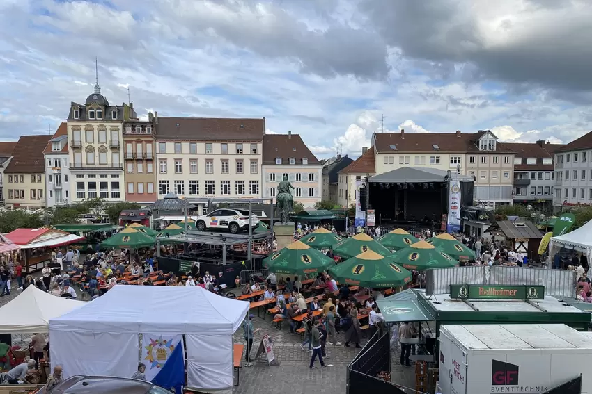 Der Rathausplatz füllte sich im Laufe des Tages immer mehr.