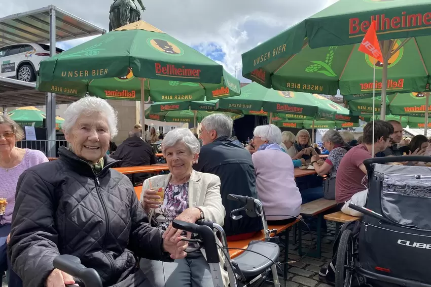 Ria Lambert (li) und Doris Will lassen sich das Fest nicht entgehen.