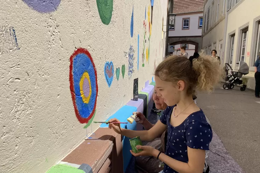 Die neunjährige Sophia wirkte bei der Malaktion am protestantischen Gemeindehaus mit.