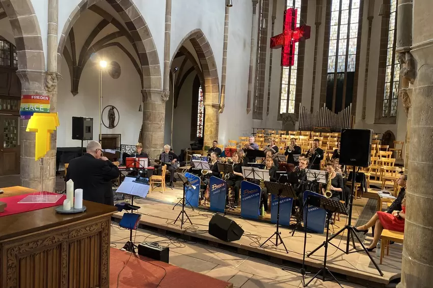 In der Stiftskirche spielt die Brass Connection der Stadtkapelle Landau.