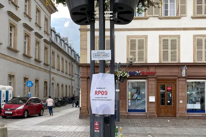 Zahlreiche solcher Rettungspunkte finden sich auf dem Landauer Rathausplatz.