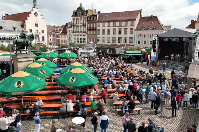 Das Fest zur 750-Jahr-Feier wurde bei strahlendem Sonnenschein eröffnet. Am Nachmittag war der Platz sehr gut gefüllt.