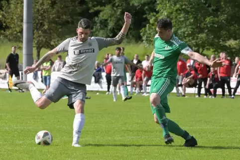 Der Bruchweiler Matthias Peddinghaus (rechts) hat alle Mühe mit dem Zweibrücker Spielertrainer und Stürmer Sebastian Meil. Die T