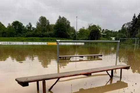 60 bis 70 Zentimeter hoch stand das Wasser auf dem VB-Platz laut Vereinschef Johannes Müller. Doch vom Hornbach kam es gar nicht