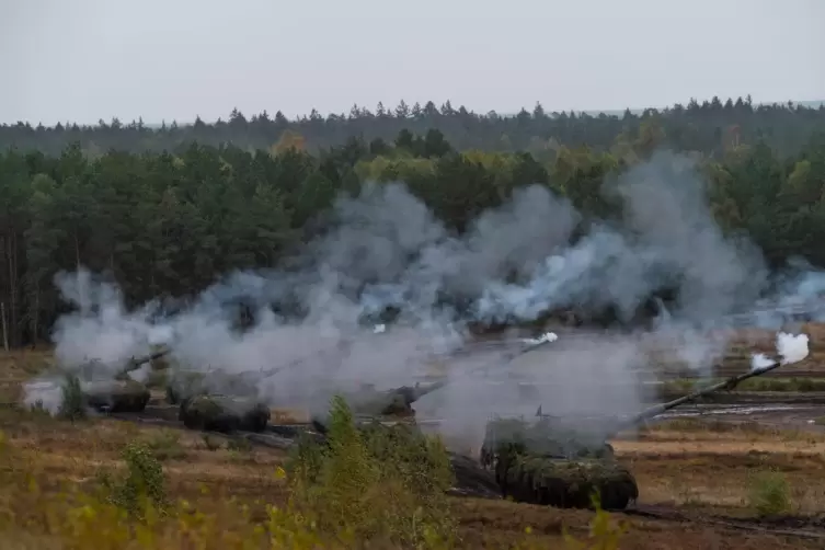 Panzerhaubitze der Bundeswehr bei einem Übungsschießen. 