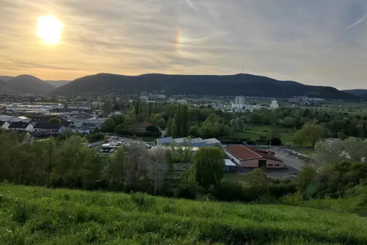 Hier sollen Gartenschau-Gäste den Sonnenuntergang bei einem Getränk genießen können: Blick vom Deponieberg über das künftige LGS