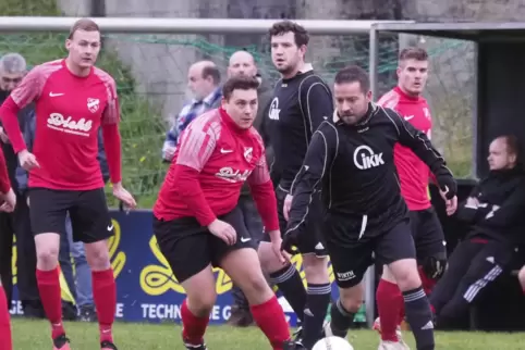 Auf seine Tore hofft man beim SV Kaulbach-Kreimbach in den Aufstiegsspielen zur B-Klasse: Pascal Krauth (rechts). Hier im Spiel 