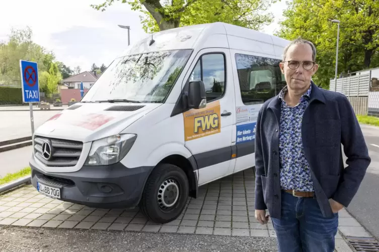 Peter Schmidt vor dem Weilerbacher „Sandhaas“: Der Öffentliche Personennahverkehr könnte durch Bürgerbus-Initiativen ergänzt wer