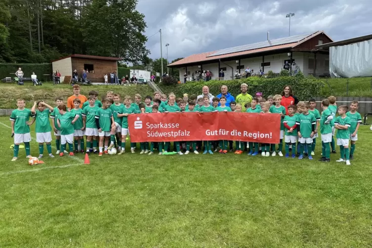 Die Camp-Teilnehmer auf dem Rasen des SV Lemberg mit „jannikfreestyle“ (im orangefarbenen Shirt).