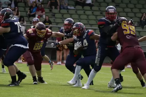 Markus Wenning (Mitte, mit Ball) beim Spiel der Praetorians in Rüsselsheim. 