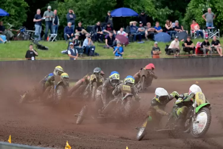 Die Fahrer lieben es, die Fans am Rande der Bahn ebenso, wenn es in Altrip nach Methanol riecht und der Sand durch die Luft wirb