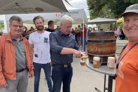 Bier vom Faß: Die Kerwe wird zünftig gefeiert.