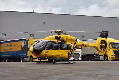 Der Rettungshubschrauber Christoph 66 der ADAC-Luftrettung war bei dem Arbeitsunfall in dem Verpackungsunternehmen Preißer angef