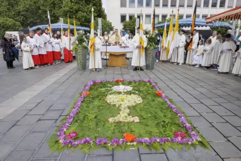 Hingucker beim Gottesdienst auf dem Stiftsplatz war ein kunstvoll gestalteter Blumenteppich mit den Symbolen von Brot und Wein. 