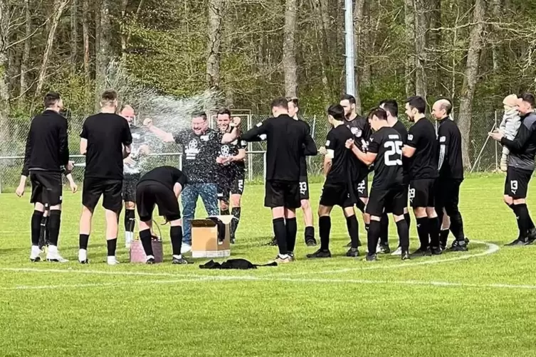 Die Spieler der SG Weselberg/Linden bei ihren Meister-Feierlichkeiten.