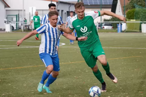 Martin Boger vom TuS Bolanden (links) und Lukas Goerg (TSG Kerzenheim) kämpfen hier um den Ball. Für Boger und seine Mannschaft 