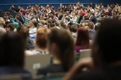 Ein prall geführter Hörsaal an der Universität Mainz: Die jungen Leute vereint das Interesse am Studium. Doch wie ist es um die 