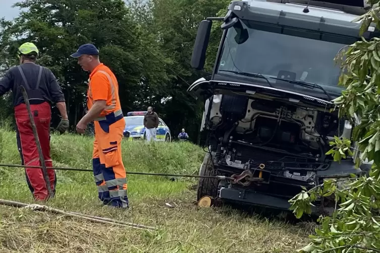 Mit der Schnauze Richtung Kuselbach: der Laster, der am Freitag in einer Wiese neben der B420 gelandet ist. 