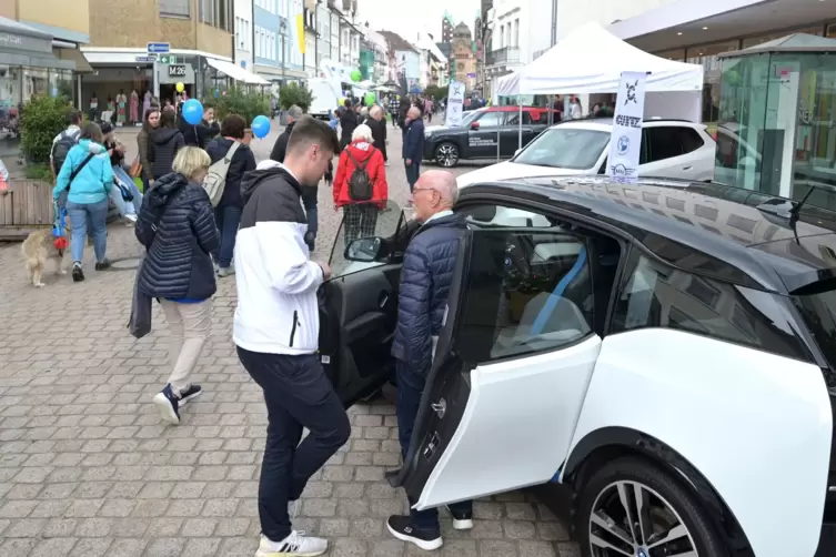 Leistungsschau: Interesse an Autos. 