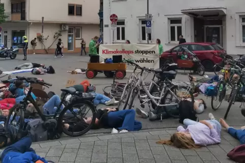 Und so sieht ein Die-in aus: Einige Teilnehmer haben auch Grabsteine aus Pappe dabei.