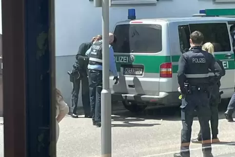 Der Somalier (verdeckt) wird von der Polizei in eine Klinik gebracht. 