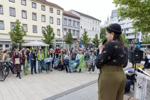 Auf dem Schillerplatz versammelte sich eine kleine Gruppe, um für mehr Klimagerechtigkeit zu demonstrieren. 