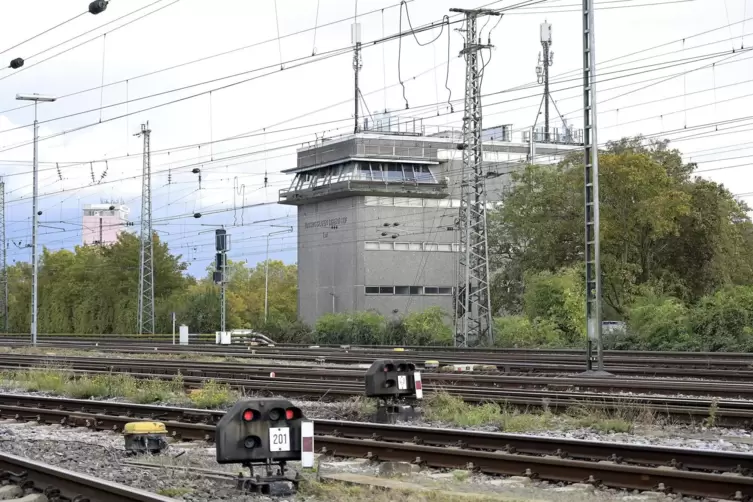 Das Stellwerk Ludwigshafen, hier ist das Personal knapp. Weil jetzt auch Material geklaut wurde, geht über das Wochenende erst e