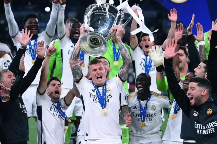 Toni Kroos stemmt den Henkelpott in die Höhe. Im letzten Spiel für Real Madrid gewinnt er zum sechten Mal die Champions League. 