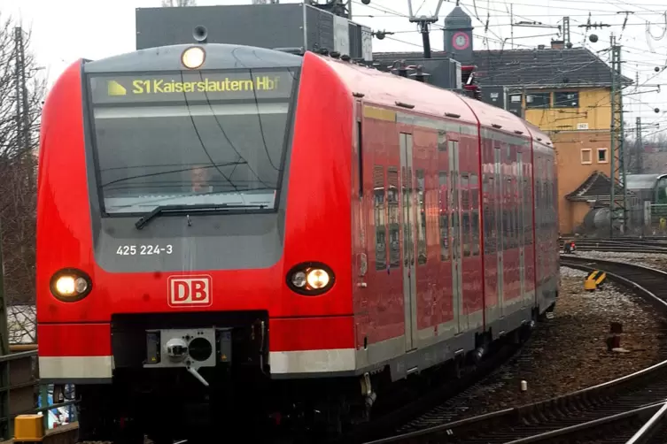 Pendlerinnen und Pendler mit der Bahn haben es aufgrund andauernder Einschränkungen in der Pfalz weiter nicht leicht. 