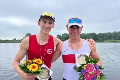 Blumen für die Unter-19-Jährigen: Maximilian Brill (rechts) mit seinem Zweier-Partner Lars Trampert.