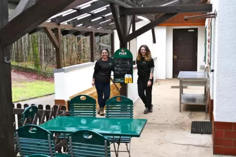 Jacqueline Kölsch (links) und Sarah Novellino (rechts) hatten das Waldhaus zum 1. Januar 2022 übernommen, später führte es Novel