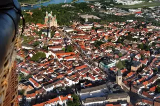 Prachtstraße zwischen den Türem von Dom und Altpörtel: Maximilianstraße.