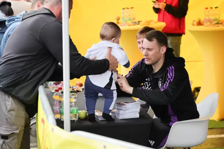 Bei den Fans, ob groß oder klein, unverändert beliebt: Autogrammstunde mit Manuel Neuer.