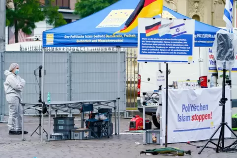 Eine Mitarbeiterin der Spurensicherung am Tatort: Pax Europa hatte am Freitagvormittag auf dem Marktplatz in Mannheim einen Info