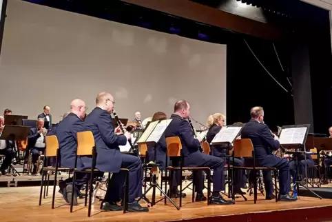 „Sommerintermezzo“ in der Festhalle: Das Landespolizeiorchester Rheinland-Pfalz konzertierte zugunsten der Kindertafel.