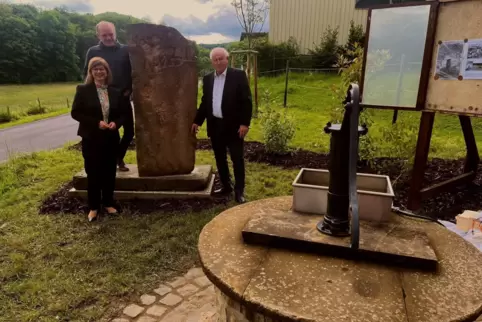 Ein echter Hingucker am Dorfrand ist die neue Brunnenanlage. Bei der Einweihung: Staatssekretärin Nicole Steingaß, Künstler Arno