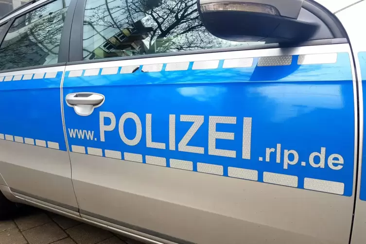 Die Polzei ermittelt, wie es zu dem Unfall kam.