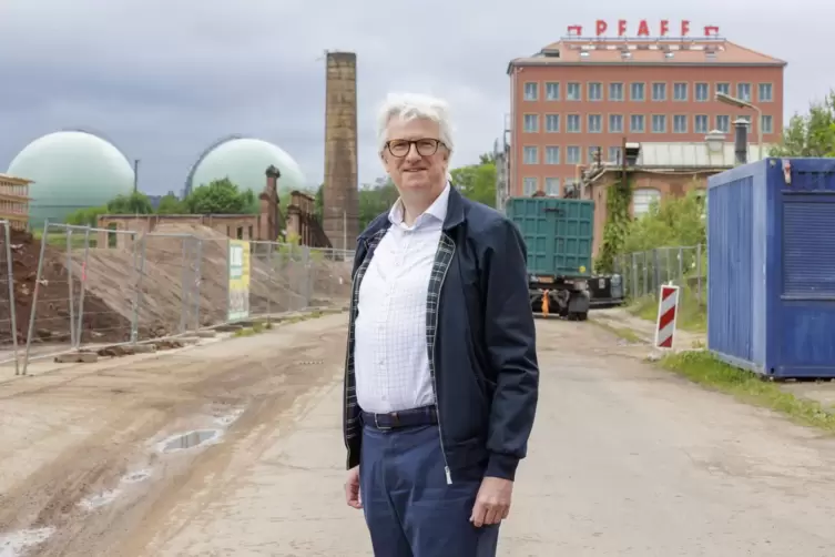 Für die RHEINPFALZ hat sich Stefan Glander, Spitzenkandidat der Linken, auf dem ehemaligen Pfaff-Gelände ablichten lassen – weil