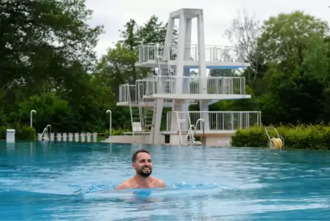 Schwimmmeister Kevin Dauschek ist fürs Foto ins 19 Grad warme - oder kalte – Wasser gesprungen. 